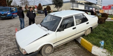 kamyonet-otomobile-carpti-2-yarali-vxKpiwnC.jpg