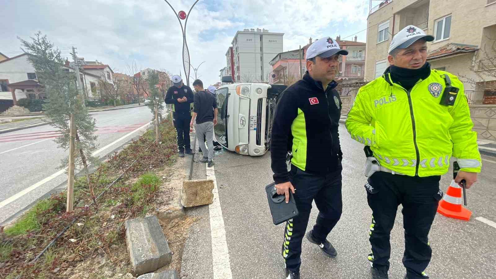 kamyonet refuje carparak devrildi 2 yarali 1 b7Cip8wJ