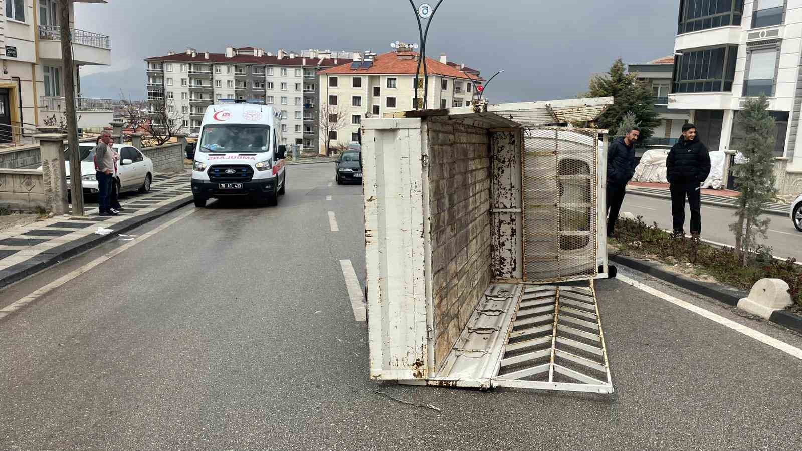 kamyonet refuje carparak devrildi 2 yarali 2 Qzw7NSqg