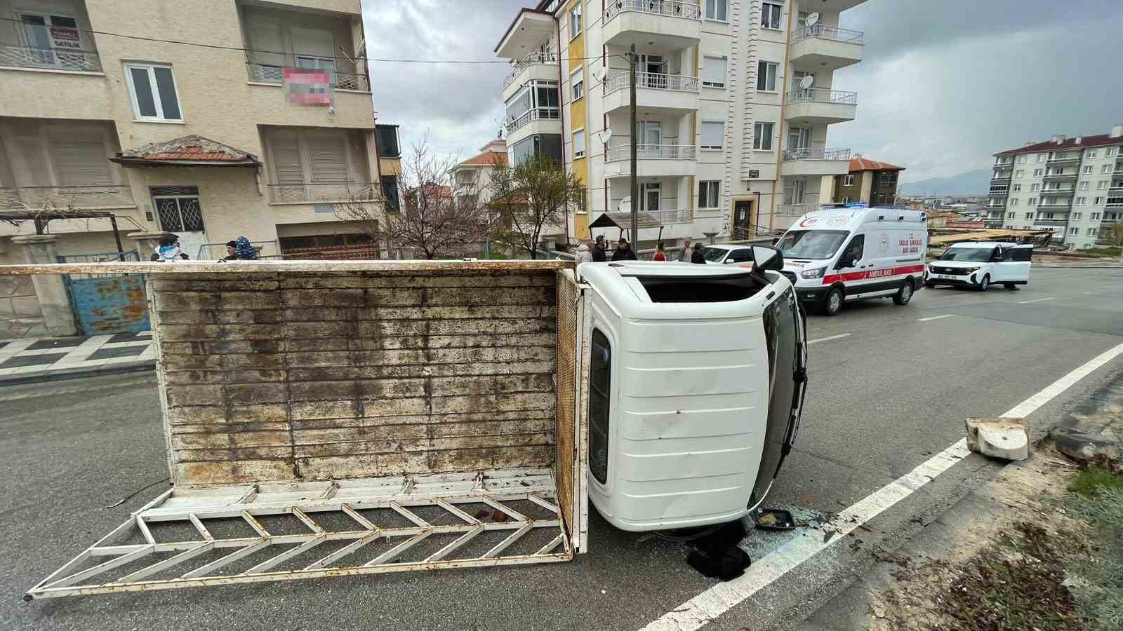 kamyonet refuje carparak devrildi 2 yarali 3 EiqmPI9s