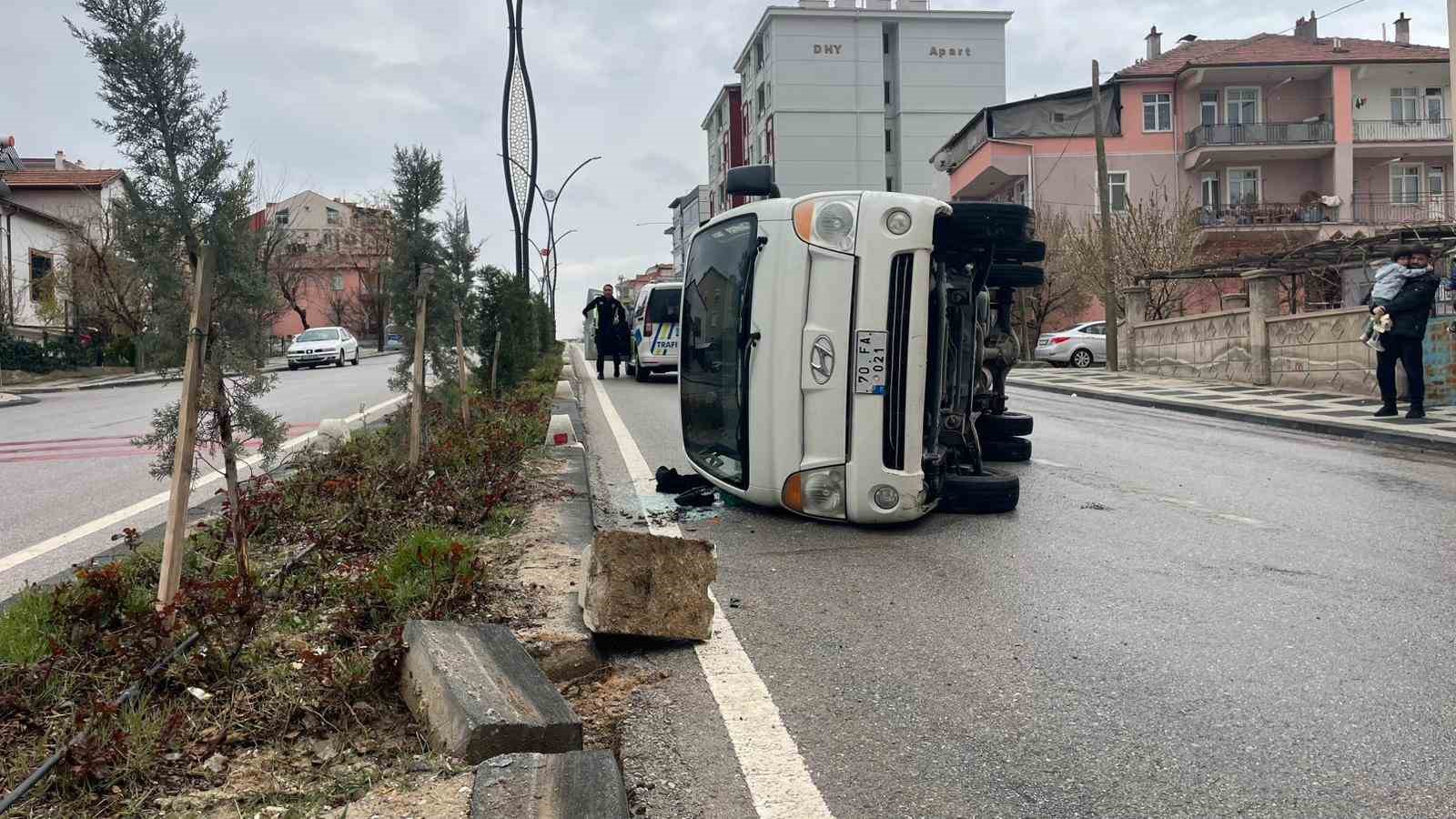 kamyonet refuje carparak devrildi 2 yarali 4 FDEr6V86