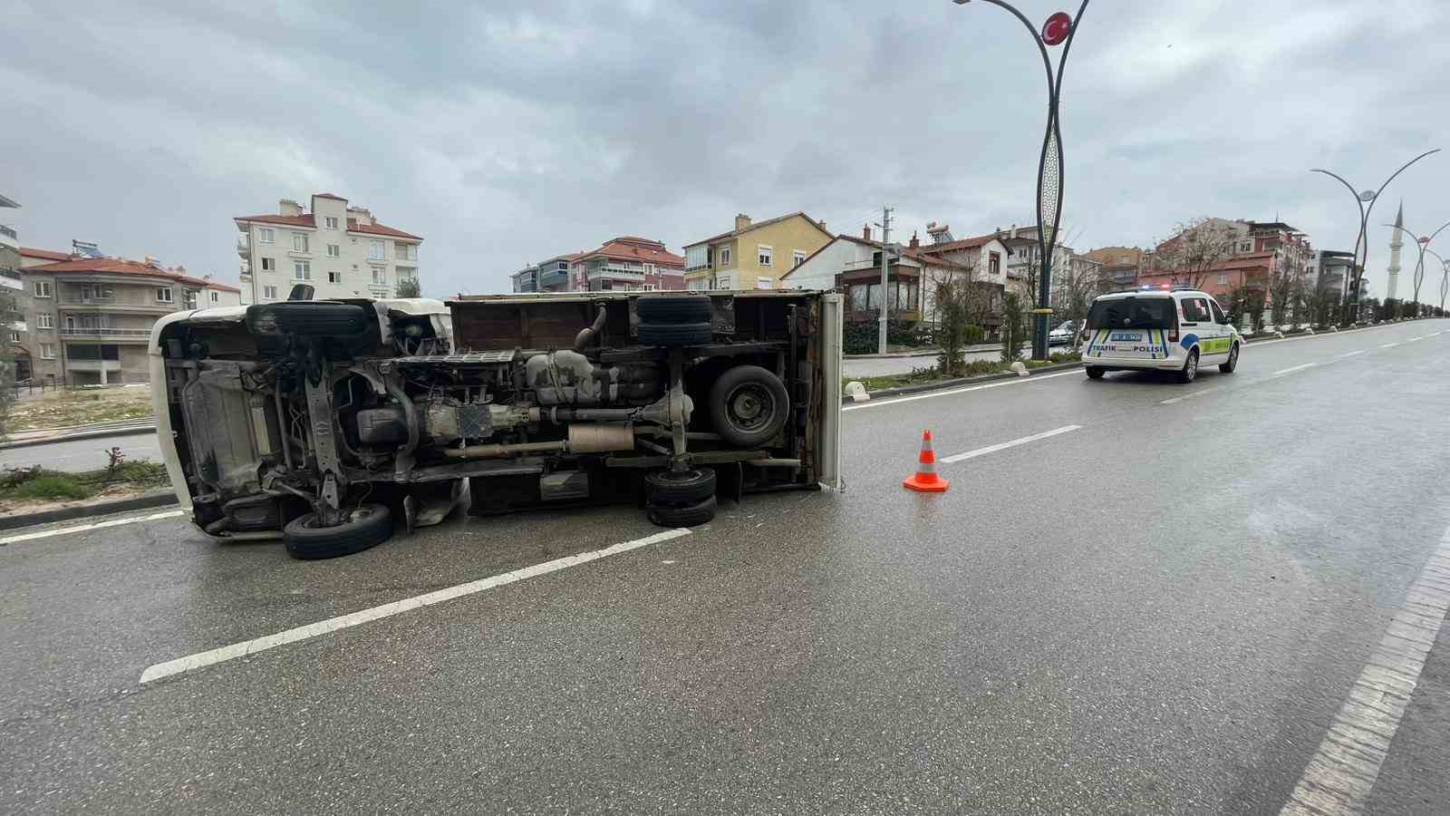 kamyonet refuje carparak devrildi 2 yarali 5 C2Y2Tjyt