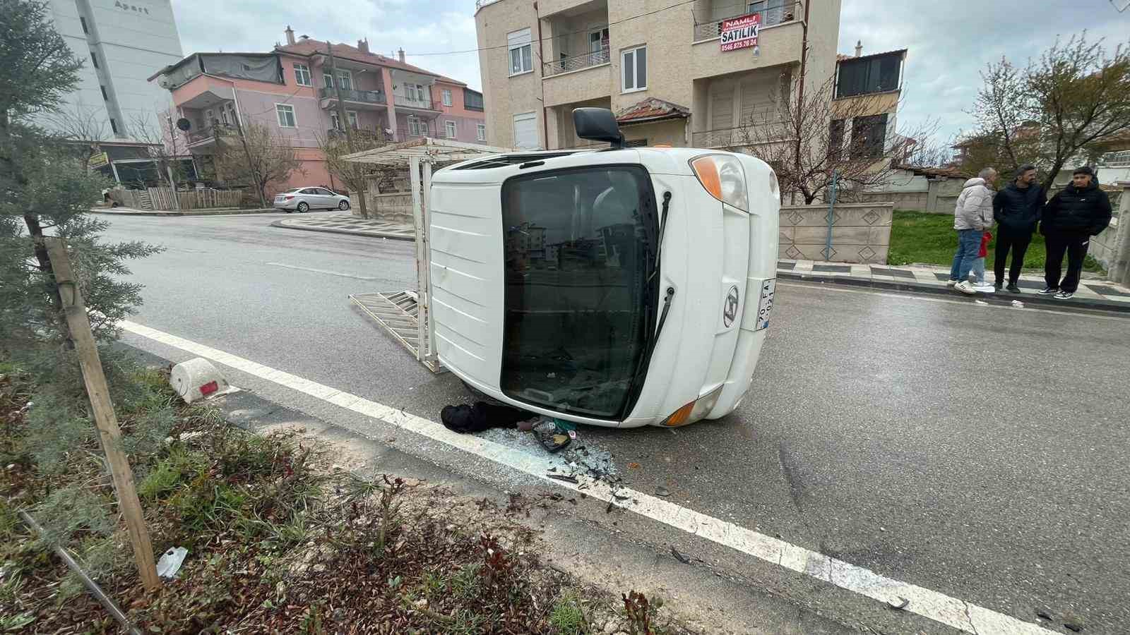 kamyonet refuje carparak devrildi 2 yarali 6 B9nGYg76