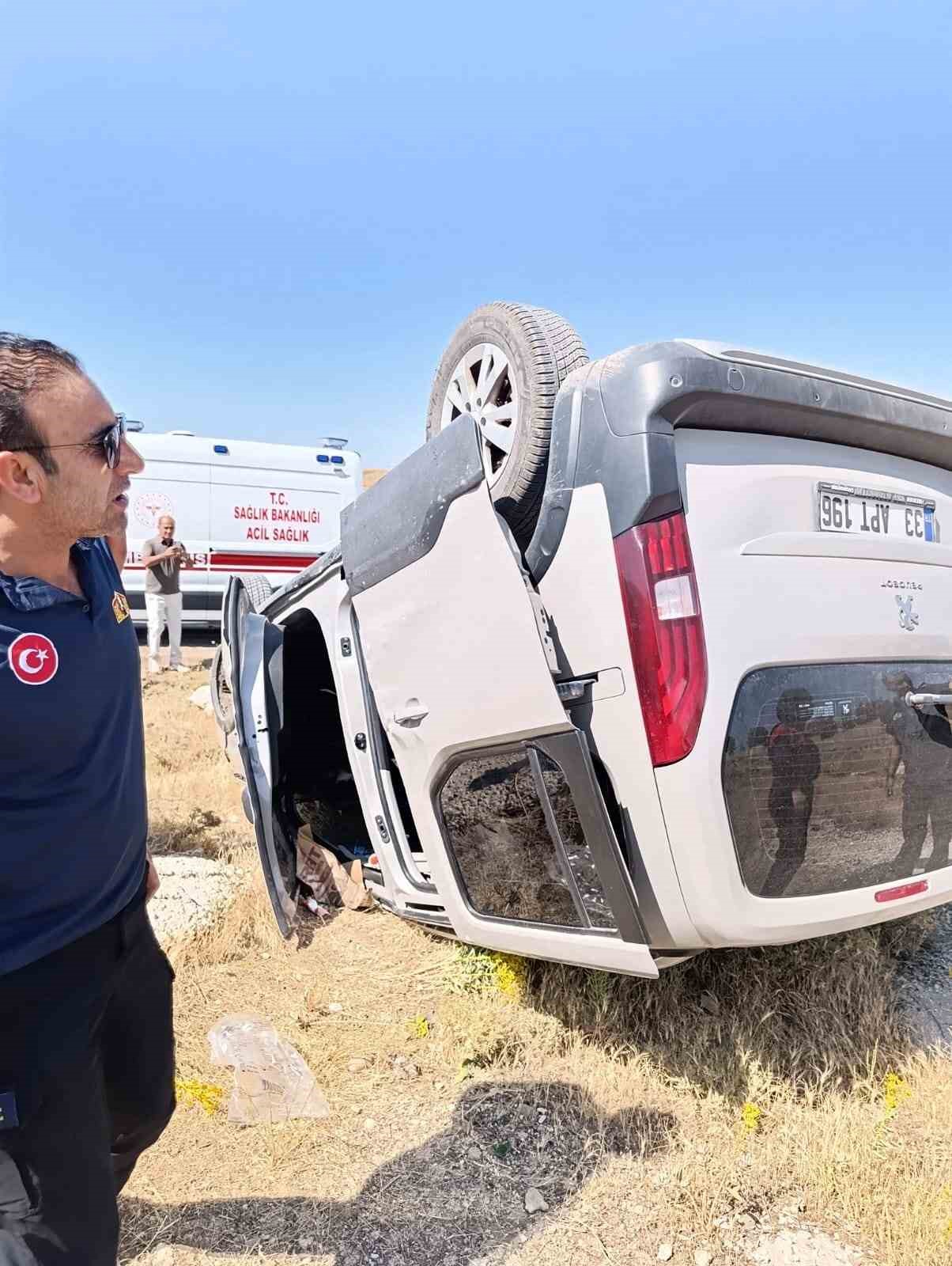 Kamyonet takla attı: 4 yaralı 5 kamyonet takla atti 4 yarali 1 qrXsy1S7