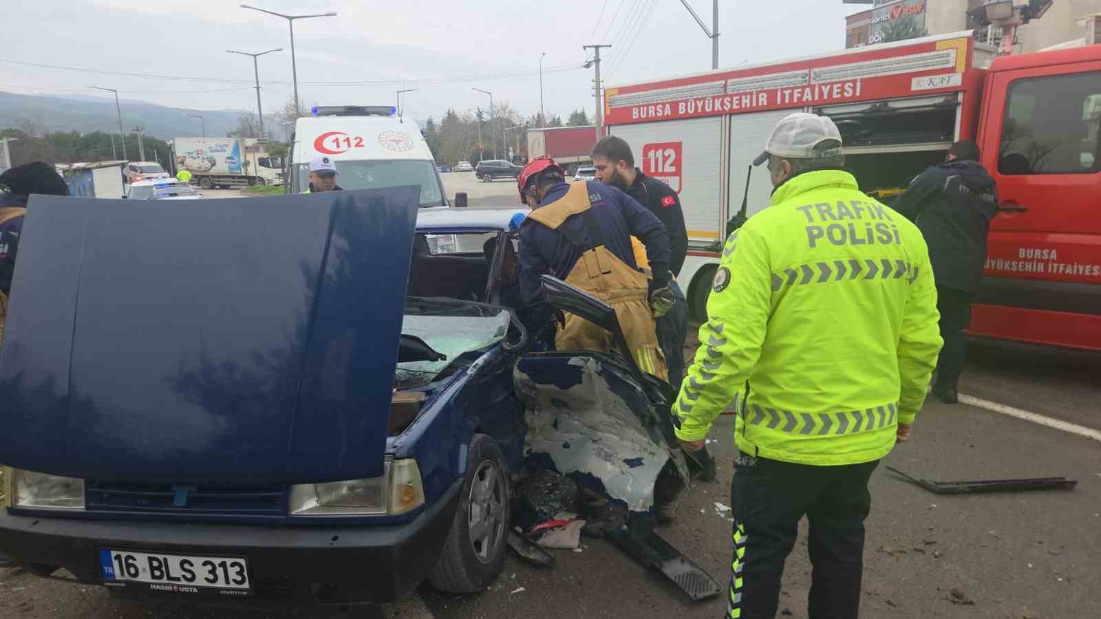 kamyonet ters yonden gelen otomobile carpti 1 EsFvqNSV