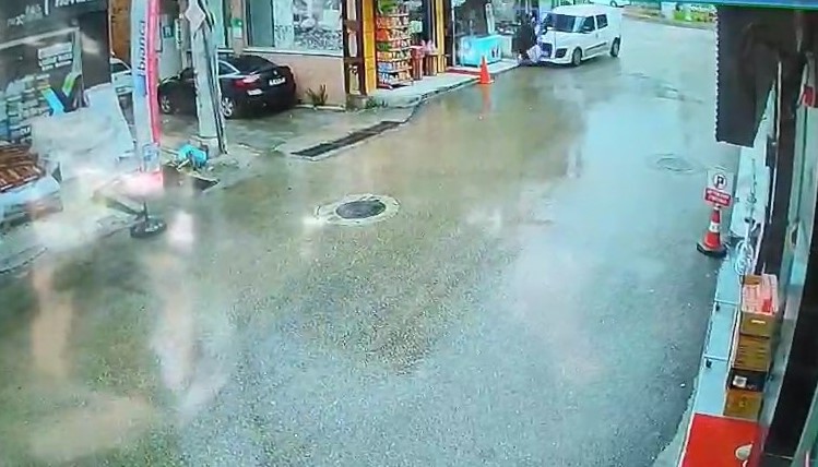kamyonet yayalarin arasina daldi o anlar kameraya yansidi 1