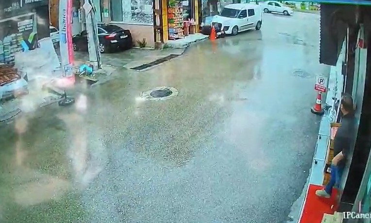 kamyonet yayalarin arasina daldi o anlar kameraya yansidi 2 PtJ8wPKO