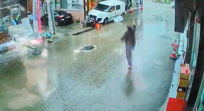 kamyonet yayalarin arasina daldi o anlar kameraya yansidi 3 tUQAkmHP