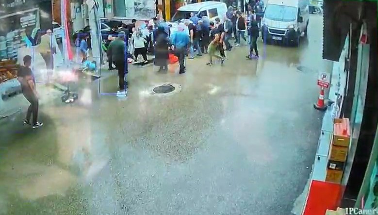 kamyonet yayalarin arasina daldi o anlar kameraya yansidi 6 hBAOfnDv