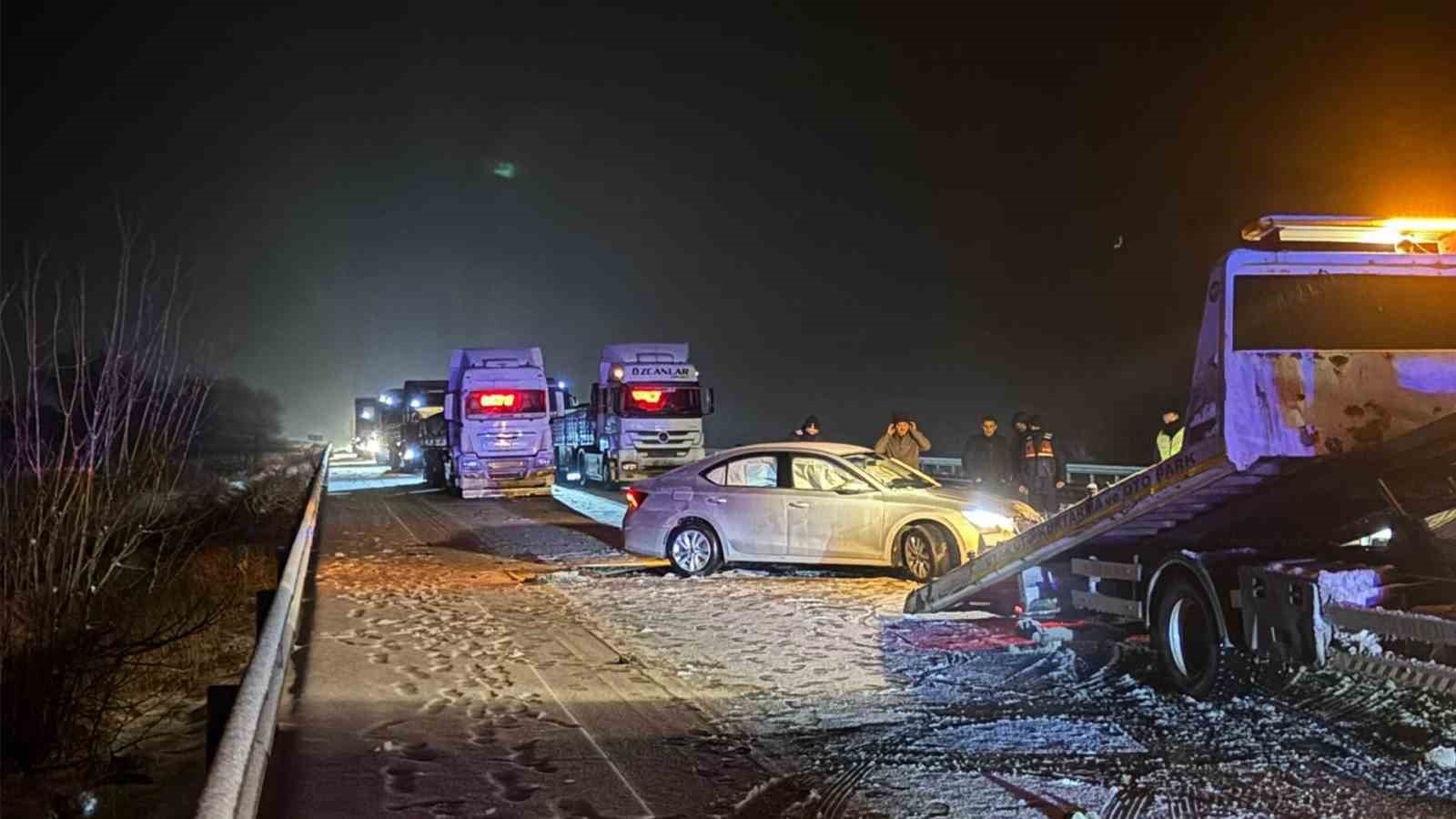 kamyonet zincirleme kazaya neden oldu o anlar kamerada 1 cQsZfT7V