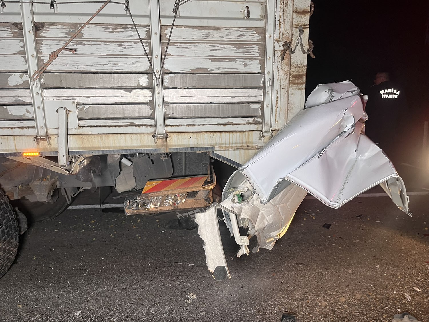 kamyonete arkadan carpan otomobil hurda yiginina dondu 1 olu 2 yarali 5 HjhD5XZi