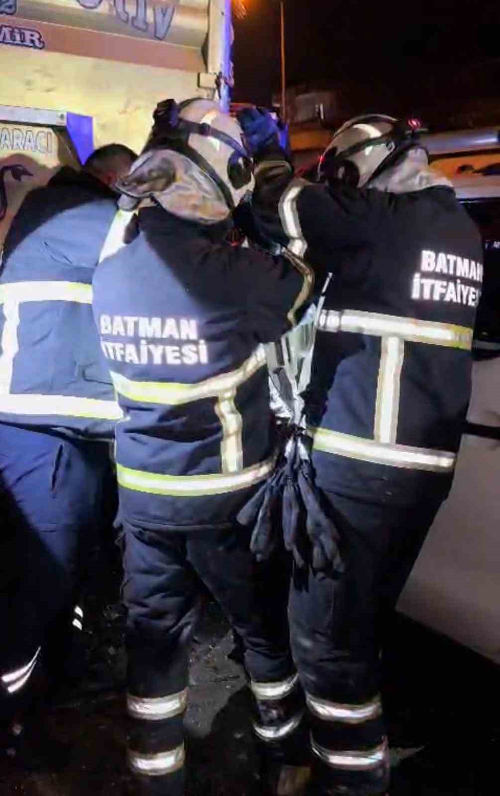 kamyonete carpan pikabin surucusu sikistigi yerden itfaiye ekiplerince cikartildi 2 dbKUJznn