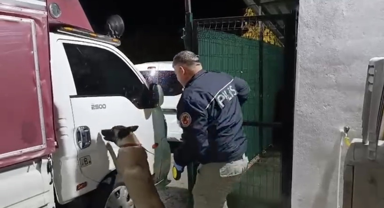 Kamyonete gizlenmiş uyuşturucuyu dedektör köpeği buldu: 4 kilo uyuşturucu ve 4 bin adet hap ele geçti 6 kamyonete gizlenmis uyusturucuyu dedektor kopegi buldu 4 kilo uyusturucu ve 4 bin adet hap BNUAuuWp