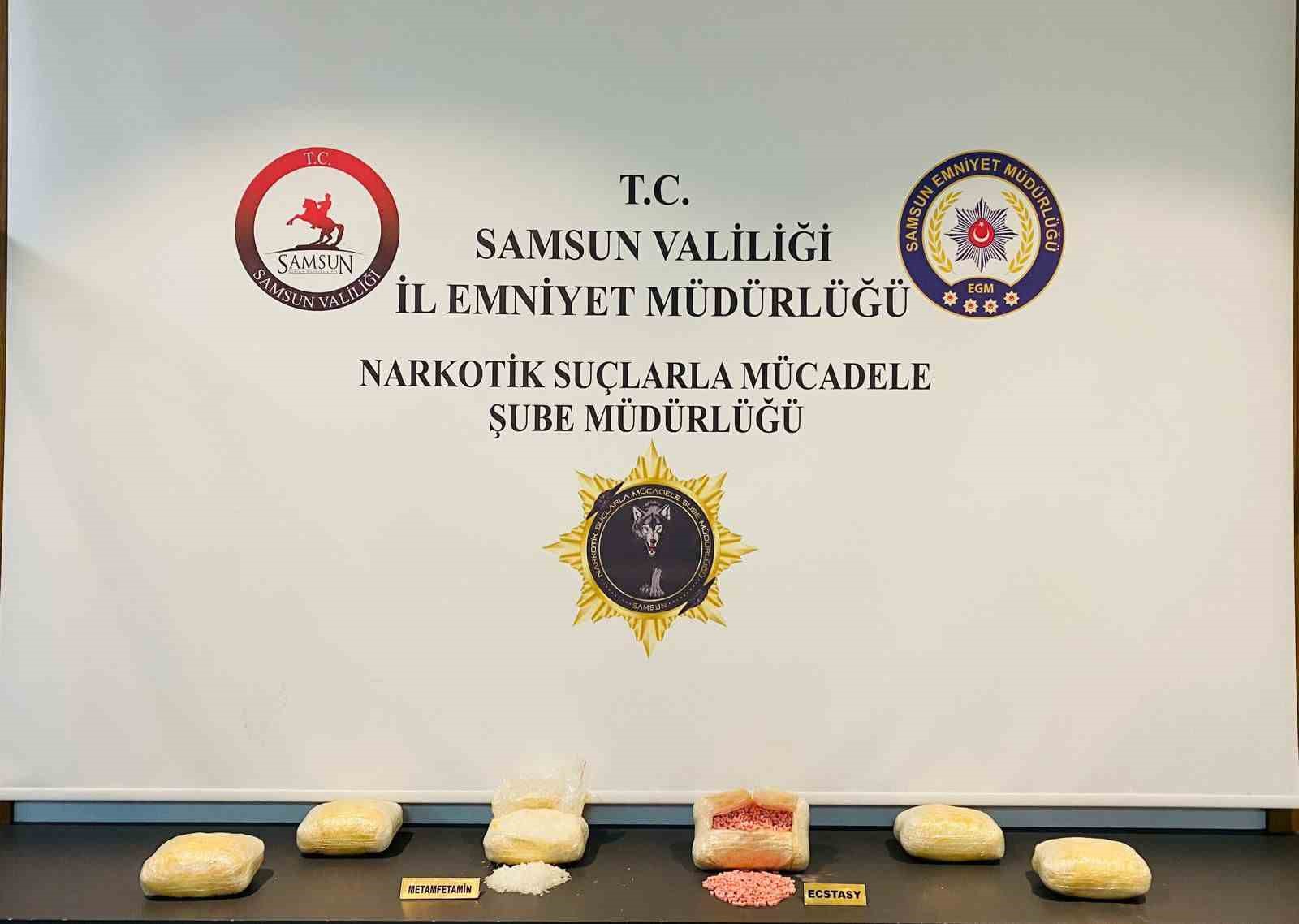 Kamyonete gizlenmiş uyuşturucuyu dedektör köpeği buldu: 4 kilo uyuşturucu ve 4 bin adet hap ele geçti 5 kamyonete gizlenmis uyusturucuyu dedektor kopegi buldu 4 kilo uyusturucu ve 4 bin adet hap