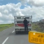 kamyonete-tutunarak-kilometrelerce-yol-aldi-yy2KFp7t.jpg