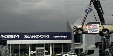 kamyoneti-vinc-ile-asip-firma-onunde-eylem-yapti-I9UCfnJb.jpg