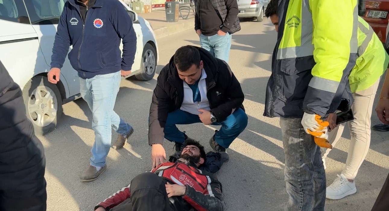 Kamyonetin açık kapısına çarpan motosiklet sürücüsü yaralandı 5 kamyonetin acik kapisina carpan motosiklet surucusu yaralandi 1 ziNIcrmI