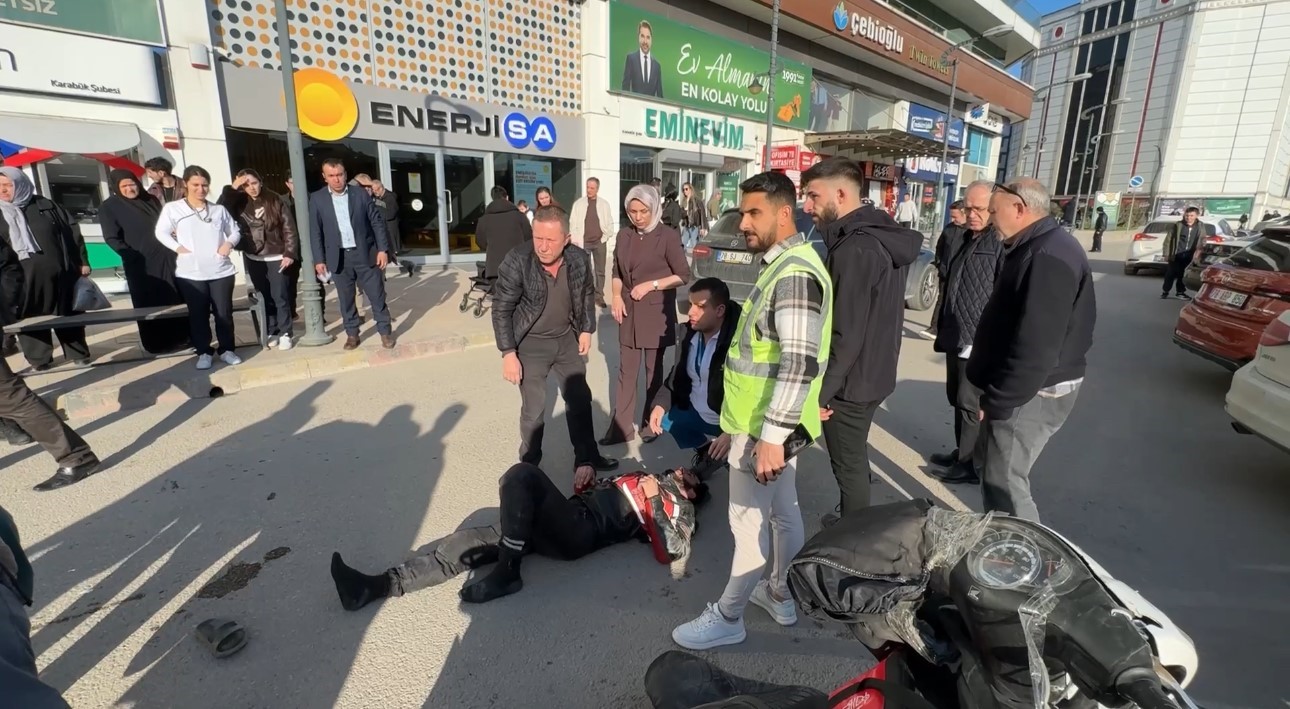 Kamyonetin açık kapısına çarpan motosiklet sürücüsü yaralandı 6 kamyonetin acik kapisina carpan motosiklet surucusu yaralandi 2