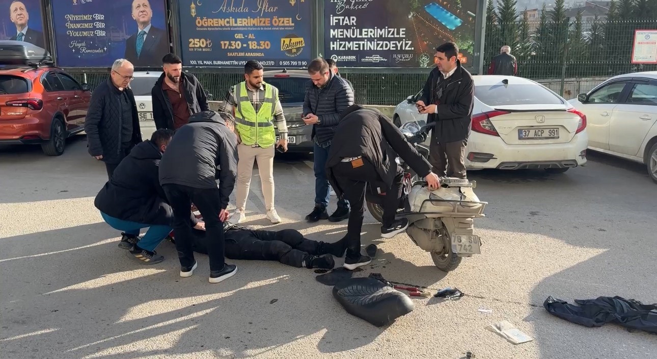 Kamyonetin açık kapısına çarpan motosiklet sürücüsü yaralandı 7 kamyonetin acik kapisina carpan motosiklet surucusu yaralandi 3 SedDLCrV
