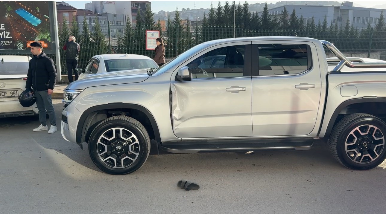 Kamyonetin açık kapısına çarpan motosiklet sürücüsü yaralandı 8 kamyonetin acik kapisina carpan motosiklet surucusu yaralandi 4 VVf4NpJR
