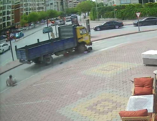 kamyonetin altinda kalan elektrikli bisiklette can pazari 3u cocuk 4 yarali 2 G4mqvaUL