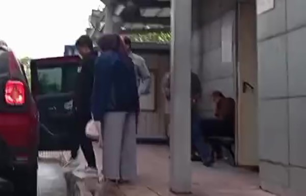 kamyonetin altinda kaldilar yuruyerek taburcu oldular 0 aLcJAMPz