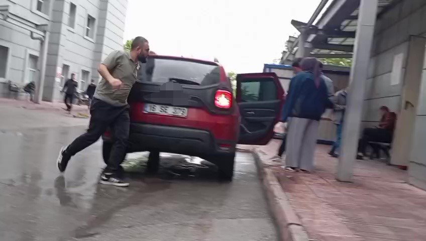 kamyonetin altinda kaldilar yuruyerek taburcu oldular 1 DhjsGZpy