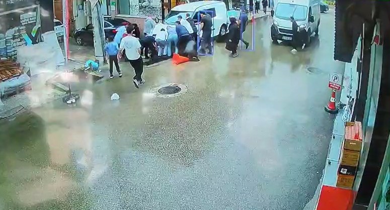 kamyonetin altinda kaldilar yuruyerek taburcu oldular 3 RzRMpi6O