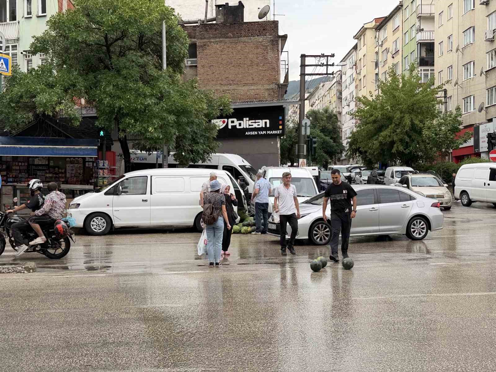 Kamyonetin arka kapağı açılınca karpuzlar yola saçıldı 4 kamyonetin arka kapagi acilinca karpuzlar yola sacildi 0