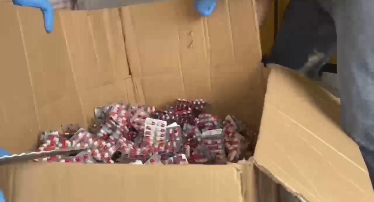 Kamyonetin kasasından 300 bin sentetik ecza hap ele geçirildi 4 kamyonetin kasasindan 300 bin sentetik ecza hap ele gecirildi 0 mVaTiWs8