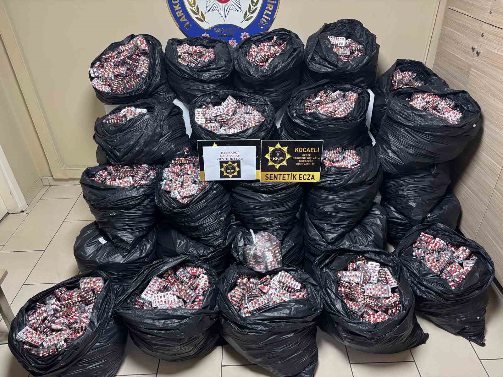 Kamyonetin kasasından 300 bin sentetik ecza hap ele geçirildi 7 kamyonetin kasasindan 300 bin sentetik ecza hap ele gecirildi 3 cy8kSJYG
