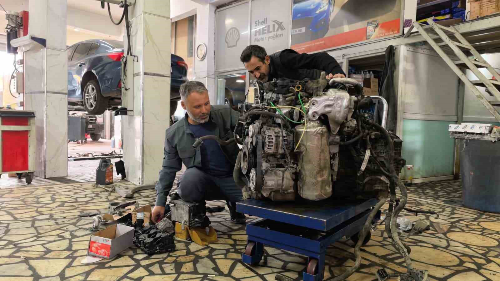 kamyonetin motorunda giden tamirci konustu musteriyi 40 bin liradan kurtardik 1 RzN4NQlL