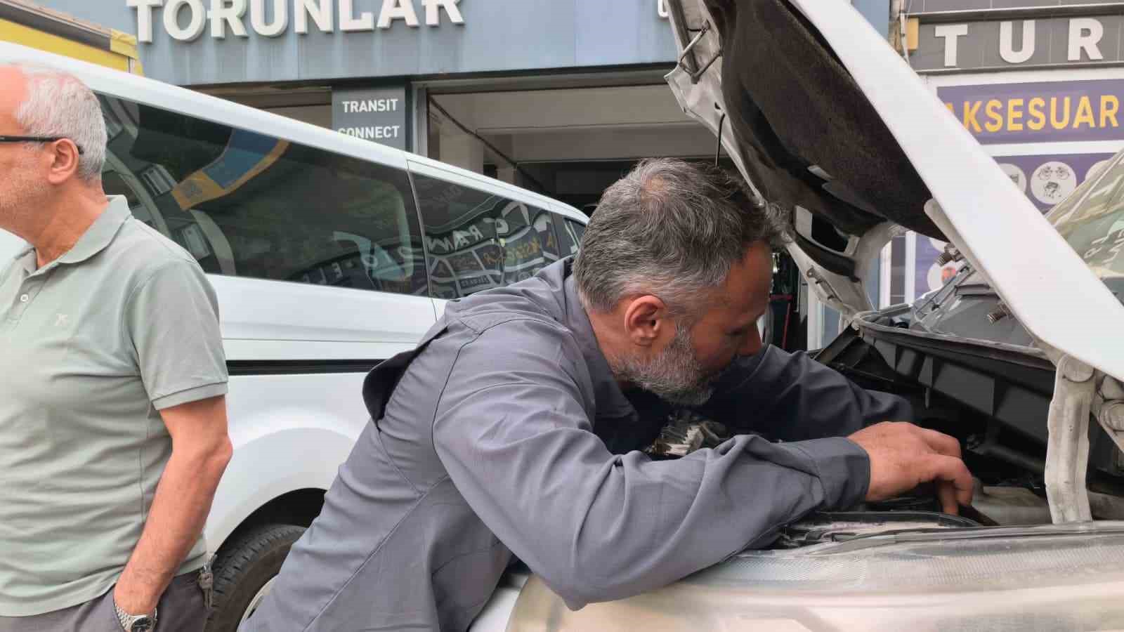 kamyonetin motorunda giden tamirci konustu musteriyi 40 bin liradan kurtardik 2 sjSSSHIv