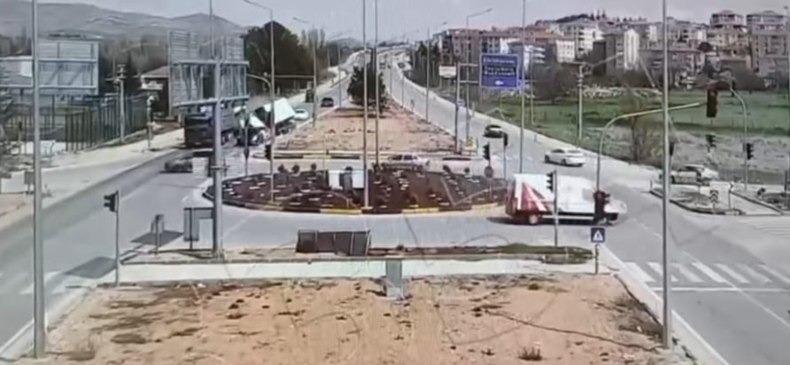 Kamyonetin otomobilin üzerine devrildiği kaza kamerada 5 kamyonetin otomobilin uzerine devrildigi kaza kamerada 1 VWRhw4yP