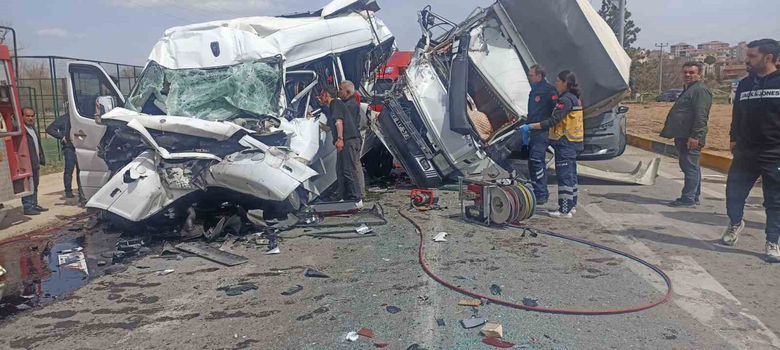 Kamyonetin otomobilin üzerine devrildiği kaza kamerada 6 kamyonetin otomobilin uzerine devrildigi kaza kamerada 2 vvMfb5ZU