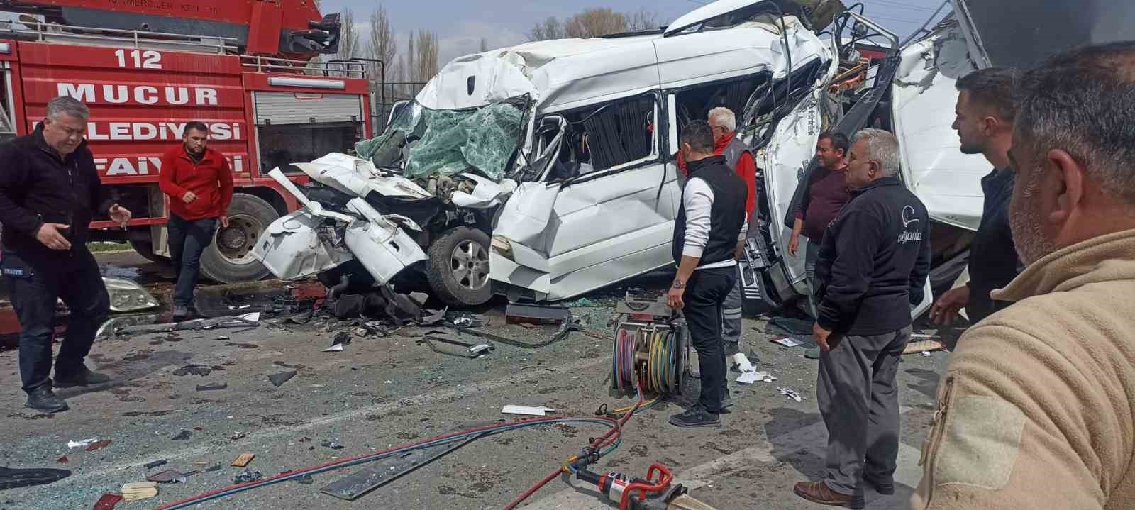 Kamyonetin otomobilin üzerine devrildiği kaza kamerada 7 kamyonetin otomobilin uzerine devrildigi kaza kamerada 3 1rJRcR8q