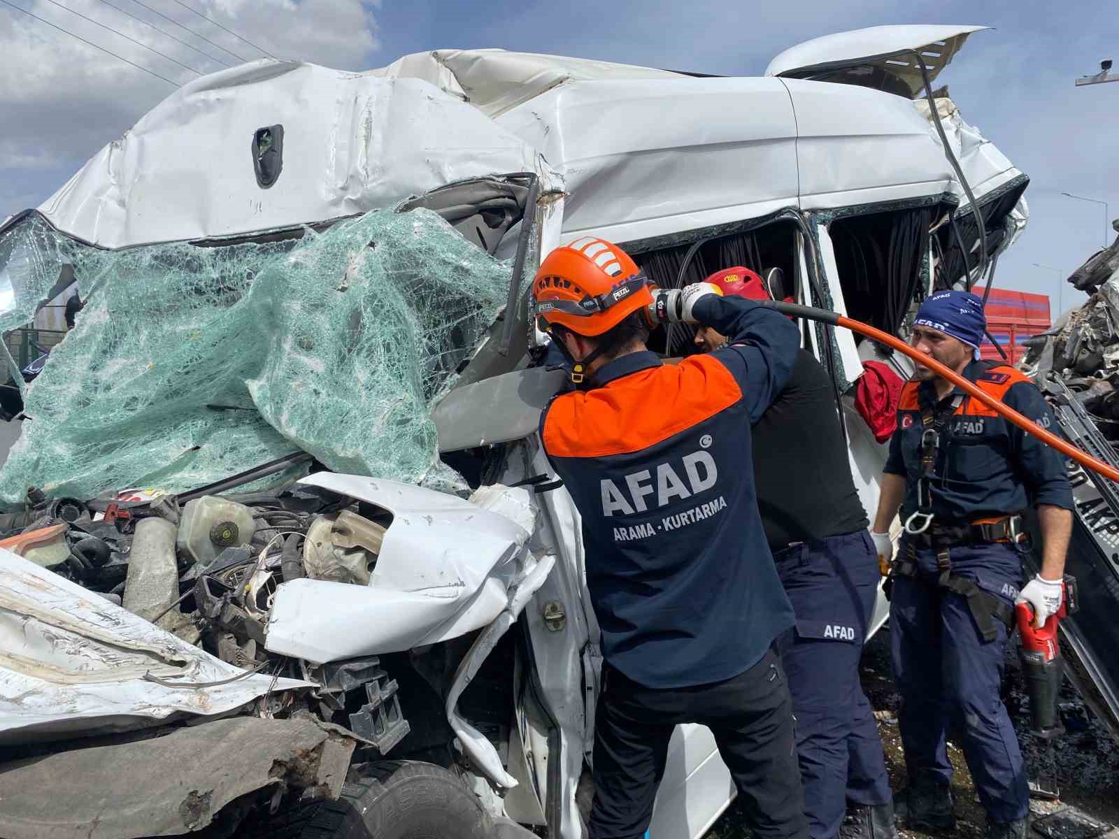 Kamyonetin otomobilin üzerine devrildiği kaza kamerada 9 kamyonetin otomobilin uzerine devrildigi kaza kamerada 5 UyfNrcl4