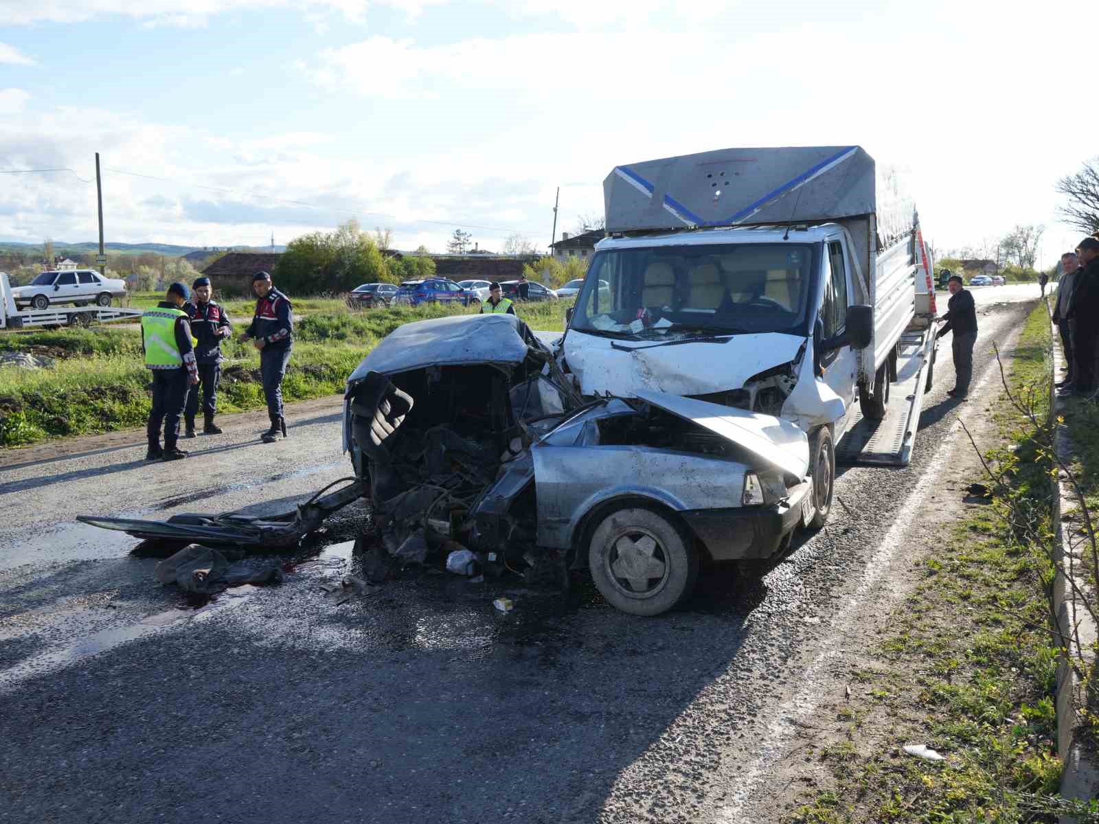 kamyonetle carpisan tofas ikiye bolundu surucu hayatini kaybetti 1 cREt2tCf