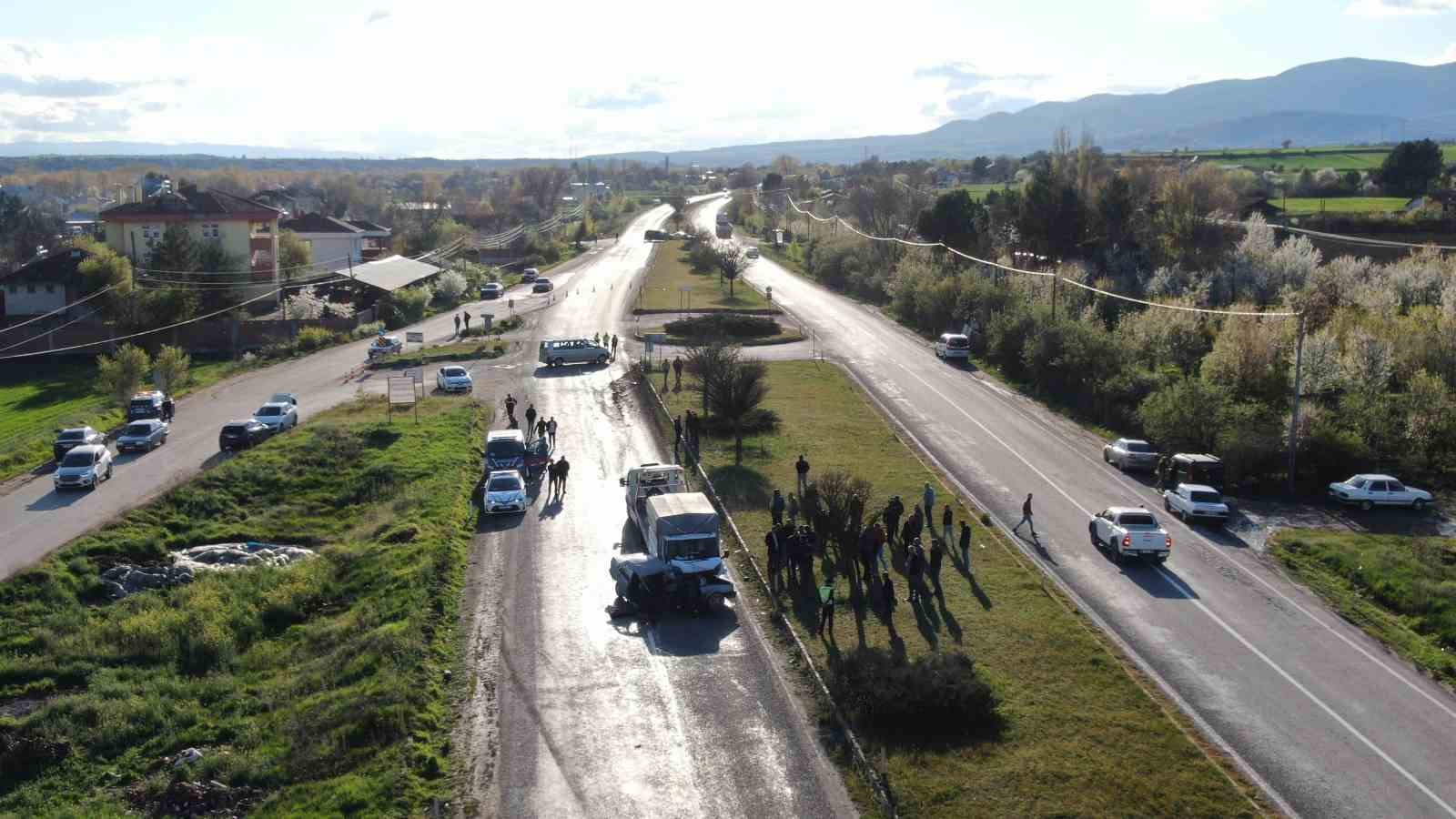 kamyonetle carpisan tofas ikiye bolundu surucu hayatini kaybetti 2 k6kuw1wc