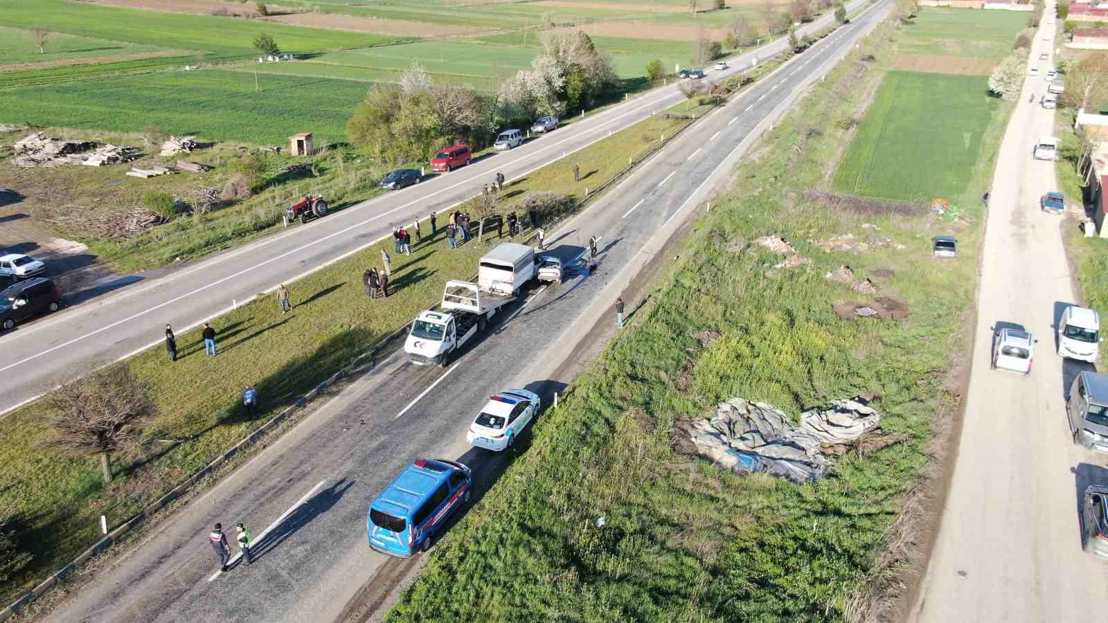 kamyonetle carpisan tofas ikiye bolundu surucu hayatini kaybetti 3
