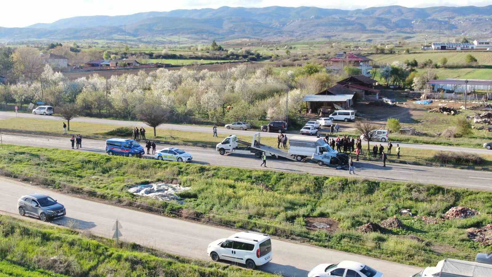 kamyonetle carpisan tofas ikiye bolundu surucu hayatini kaybetti 4 XBYyFXKX