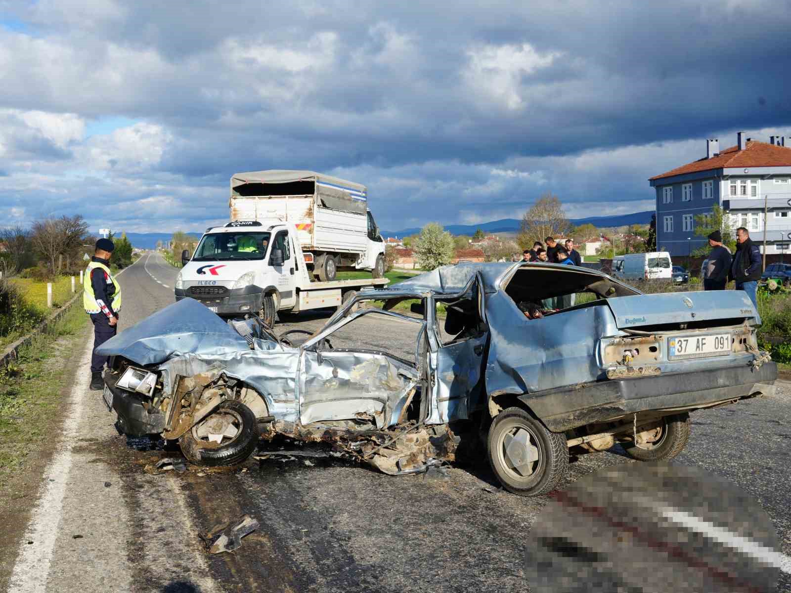 kamyonetle carpisan tofas ikiye bolundu surucu hayatini kaybetti 5 KeqeH5RF