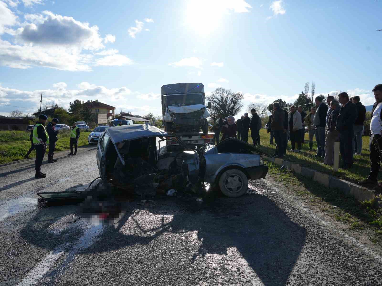kamyonetle carpisan tofas ikiye bolundu surucu hayatini kaybetti 6