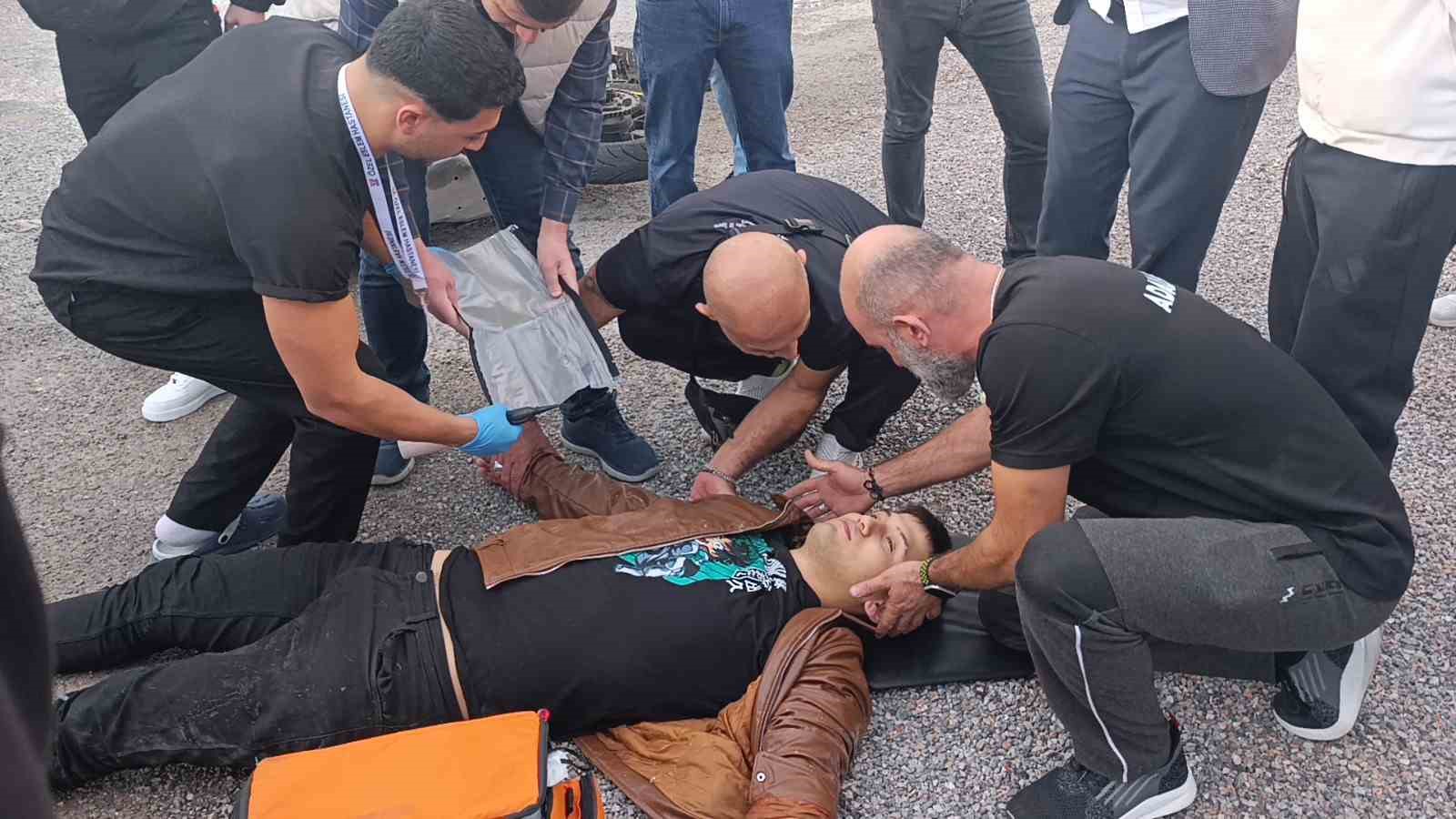 Kamyonetle çarpışıp motosikletiyle 25 metre sürüklendi, kask sayesinde hayata tutundu 5 kamyonetle carpisip motosikletiyle 25 metre suruklendi kask sayesinde hayata tutundu 1 PzCSgcnf