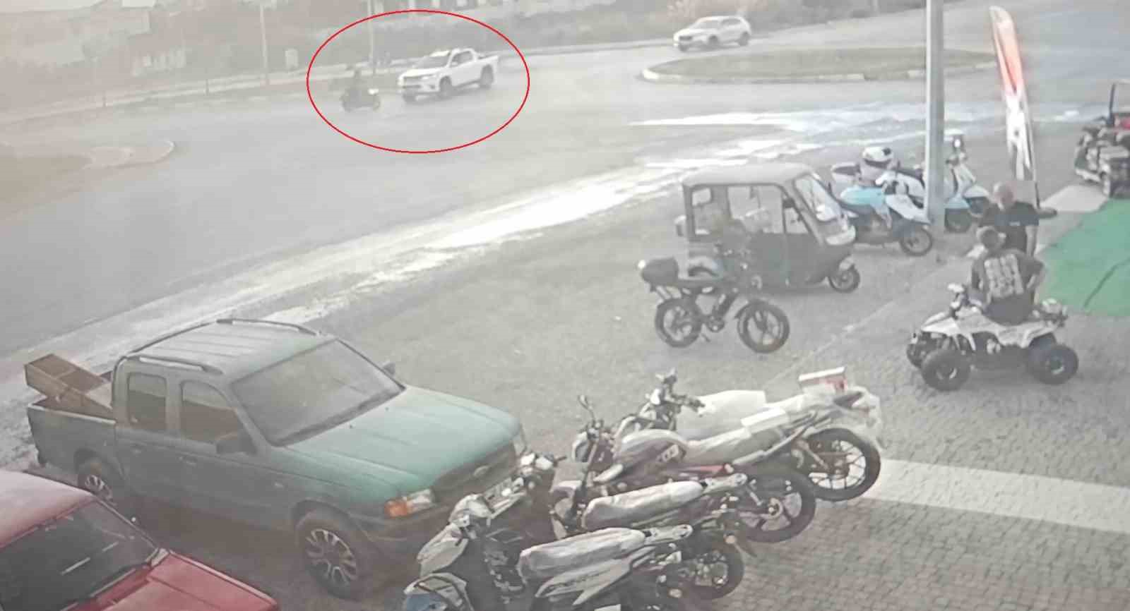 Kamyonetle çarpışıp motosikletiyle 25 metre sürüklendi, kask sayesinde hayata tutundu 14 kamyonetle carpisip motosikletiyle 25 metre suruklendi kask sayesinde hayata tutundu 10 5a9duQbV