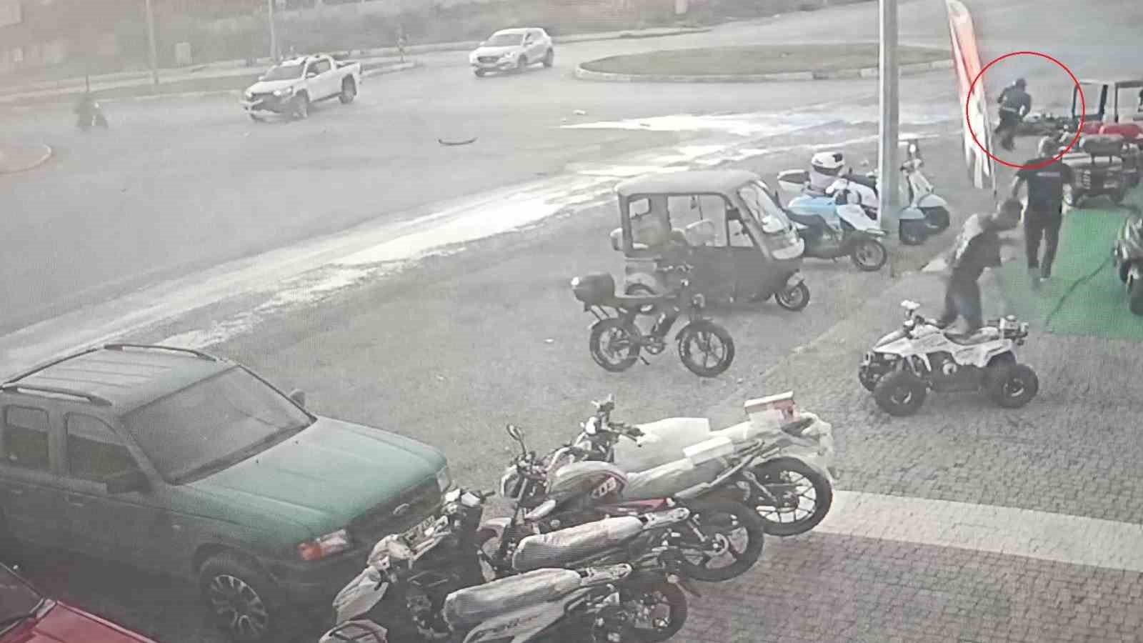 Kamyonetle çarpışıp motosikletiyle 25 metre sürüklendi, kask sayesinde hayata tutundu 16 kamyonetle carpisip motosikletiyle 25 metre suruklendi kask sayesinde hayata tutundu 12 GM3nfjzi