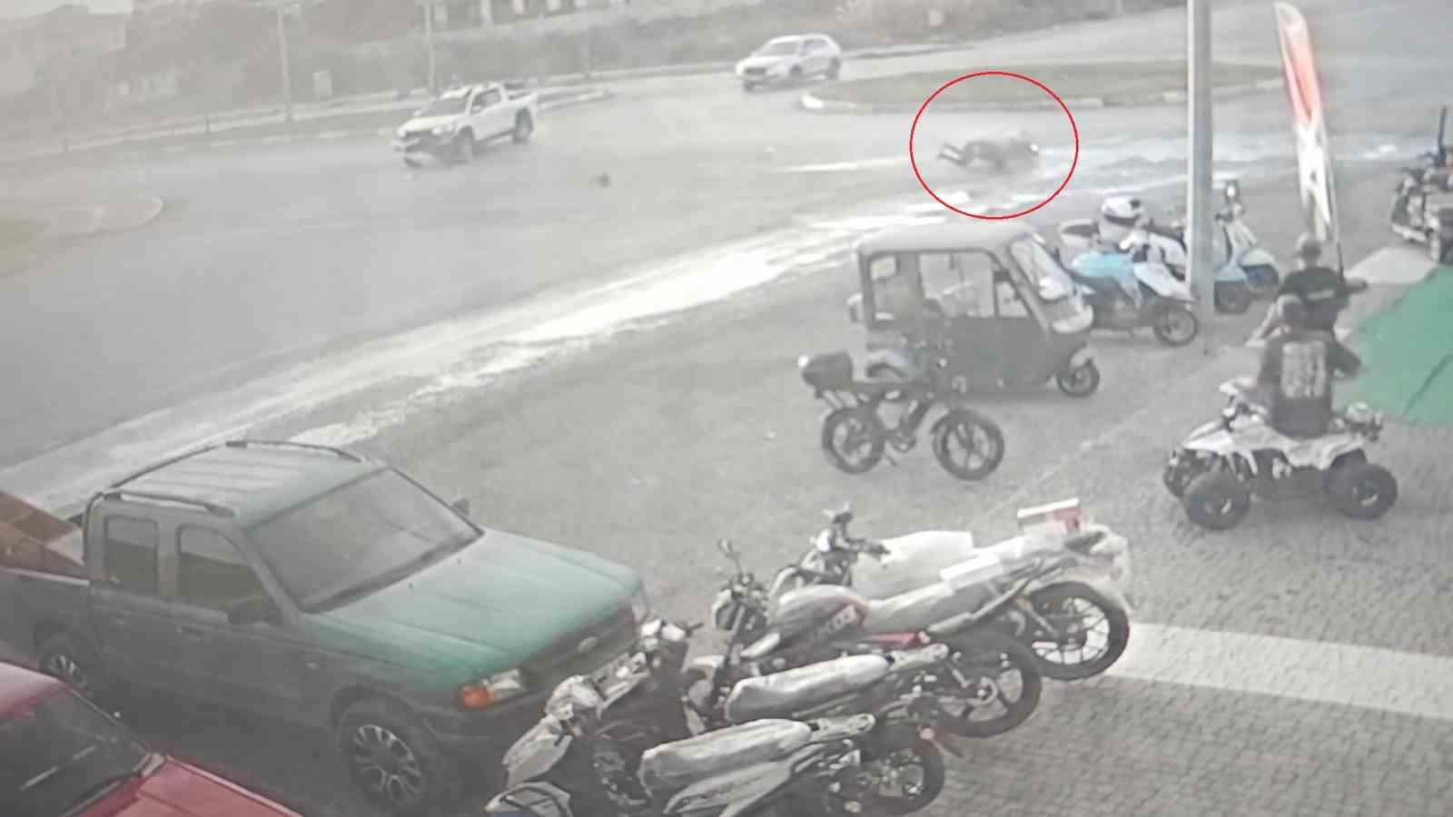 Kamyonetle çarpışıp motosikletiyle 25 metre sürüklendi, kask sayesinde hayata tutundu 6 kamyonetle carpisip motosikletiyle 25 metre suruklendi kask sayesinde hayata tutundu 2 s8OWLQed