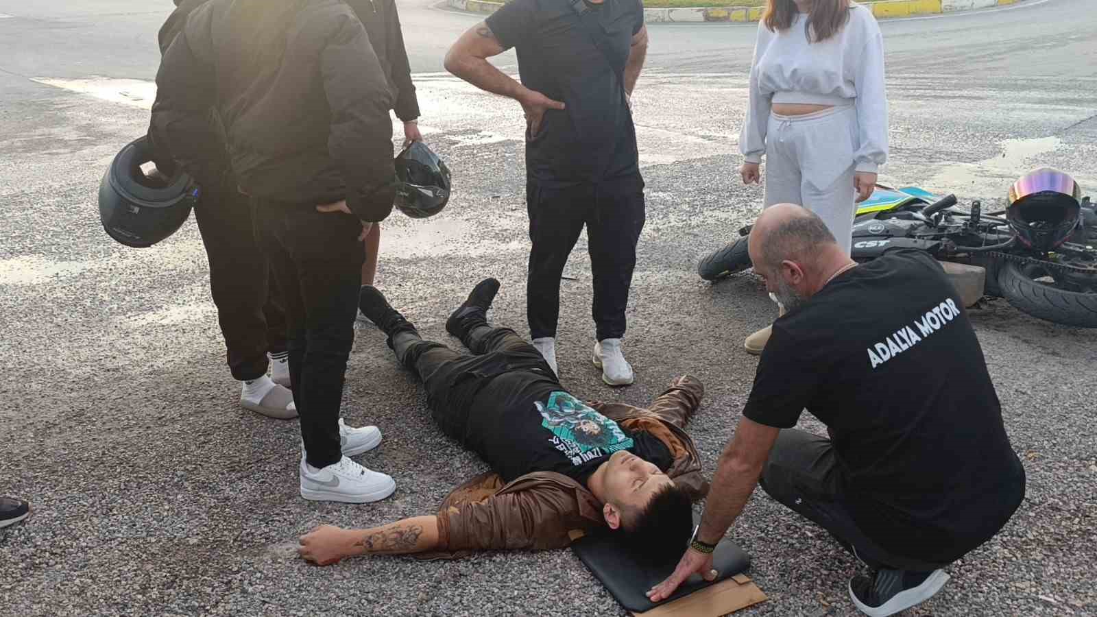 Kamyonetle çarpışıp motosikletiyle 25 metre sürüklendi, kask sayesinde hayata tutundu 7 kamyonetle carpisip motosikletiyle 25 metre suruklendi kask sayesinde hayata tutundu 3 ZTFMOqAb