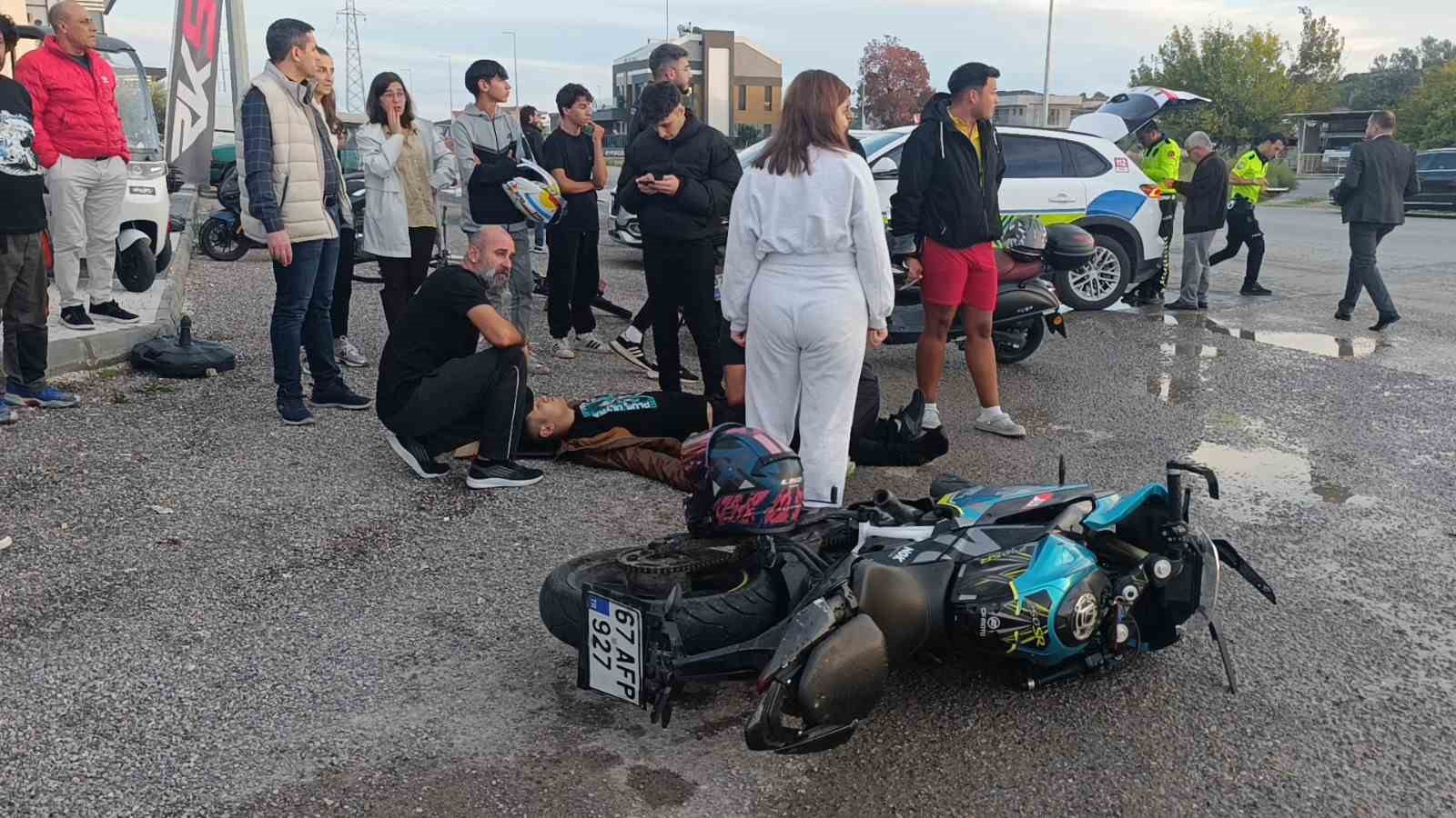 Kamyonetle çarpışıp motosikletiyle 25 metre sürüklendi, kask sayesinde hayata tutundu 8 kamyonetle carpisip motosikletiyle 25 metre suruklendi kask sayesinde hayata tutundu 4 CbqUUqsv