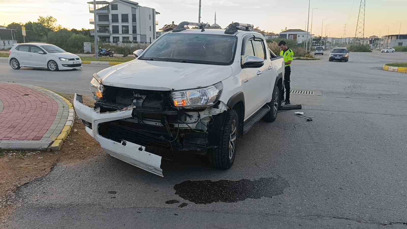 Kamyonetle çarpışıp motosikletiyle 25 metre sürüklendi, kask sayesinde hayata tutundu 9 kamyonetle carpisip motosikletiyle 25 metre suruklendi kask sayesinde hayata tutundu 5 3ReUNa3M